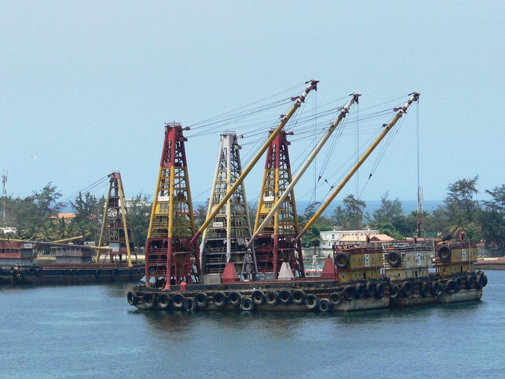 Alte Kran-Bargen aus Hongkong in Luanda, Angola, zum Leichtern